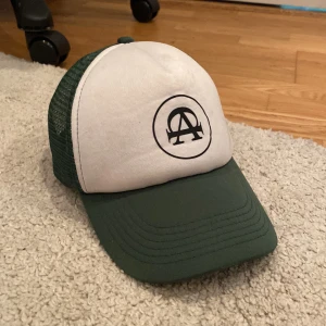 Allcap1  green goat - Allcap1 keps säljs inte längre är rare. Säljer pga jag är inte bajare och det är Bajen färger perfekt fotbollsmatcher säljer för 200kr