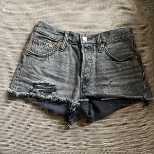 Levi’s shorts  - Dessa shorts är i fint skick och är köpta här på Plick. De säljs då de inte passar.