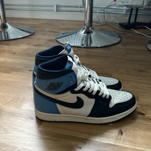 Jorden 1 Obsidian  - Säljer mina feta jordans de är i ny skick endast använda två gånger, box medföljer 