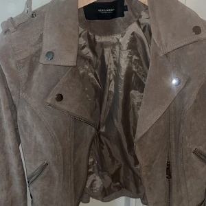 Vårjacka från Veromoda - Tunn Beige jacka från Veromoda