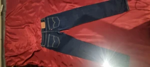 Levis 512 - Levis byxor helt nya tagit på max 2 gånger. Det är låg midjat, jag tror de har storlek S eller M för tjejer och storlek Xs eller S för killar. Det är både dam och herr byxa.