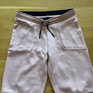 Nya rosa äkta peak performance shorts längre modell. Bomull 