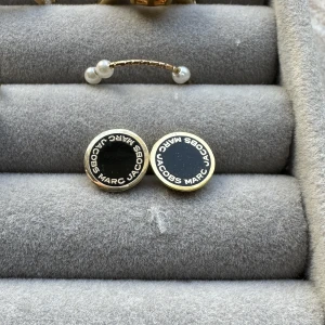 Marc Jacobs örhängen  - Svart och guld. Köpta på Raglady. Nypris 600 kr.