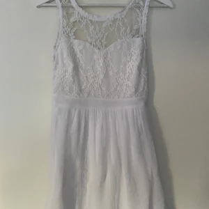 Sommarklänning XS-S - Sommarklänning m spets och underkjol! Nyskick! Storlek XS-S, klippt av lapp. Köparen står för frakten. 