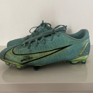 FOTBOLLSSKOR NIKE MERCURIAL  - Du budar på ett par Nike Mercurial fotbollsskor i stl 38,5. Använda 3 månader. Nypris 899 kr.  Frakt tillkommer och betalas av köparen. 