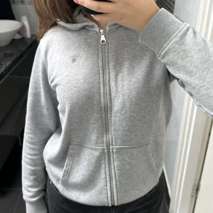 Zip tröja  - En jätte fin tröja med dragkedja ifrån Gant, den är tyvärr för liten annars väldigt fin tröja.🤩