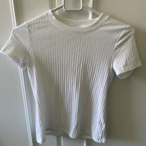 Vit t-shirt - En vit basic t-shirt.