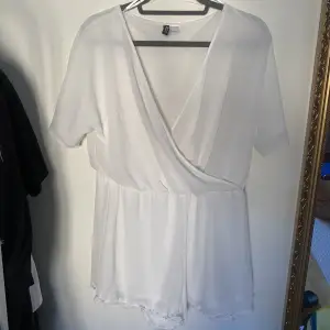 En bohemisk jumpsuit i v ringning med knapp för mer blygsam urringning. Stretchiga material från hm divided i storlek 42