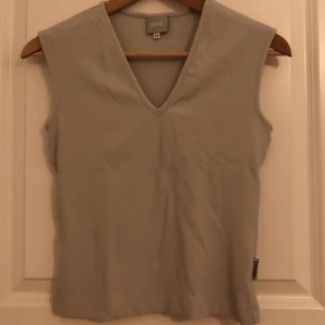 Topp - En superfin väst/topp som man kan ha utan skjorta eller med skjorta, beror på hur du själv vill styla den🌸 Är tyvärr inte säker om märket är äkta/oäkta🌸
