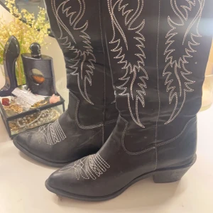 cowboy boots - skitsnygga stövlar som sitter nice och är lätta att gå i. 