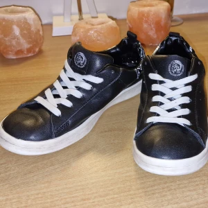 Bra sneakers - Sneakers i läder från Diesel storlek 35.