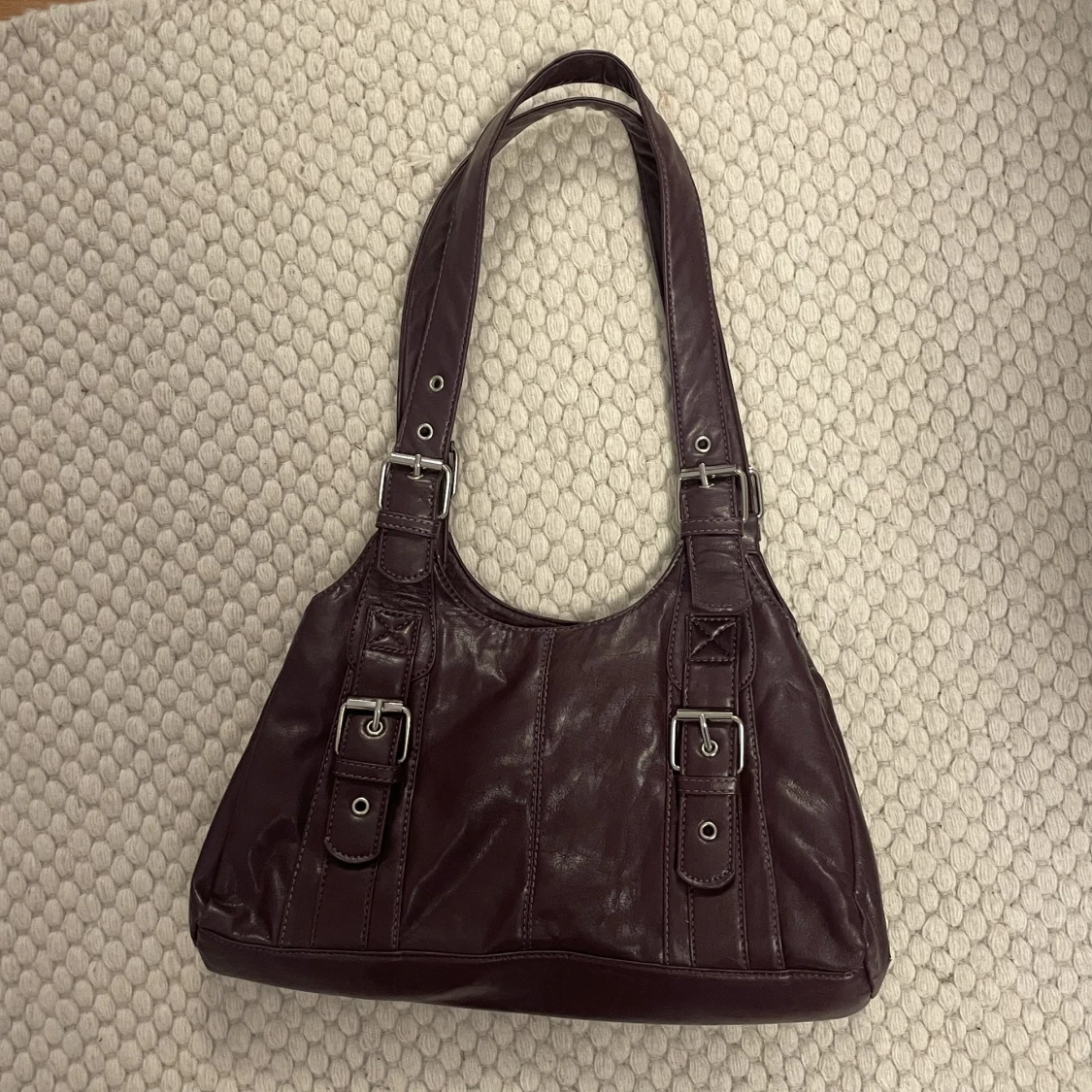 lila axelväska  - 90