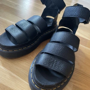 Sandaler Dr Martens – Clarissa II Quad  - Ett par Dr Martens säljes! Använda ett fåtal gånger och är i princip i nyskick. Modellen är Clarissa II Quad i storlek EU 38.   Hämtas i Uppsala eller fraktas (mot avgift)🌼