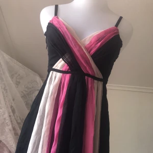 Klänning - Rosa/Svart klänning i ett lent meshliknande material, väldigt flowy å fin i vinden/rörelse, så mysig å ha i sommar! Endast testad säljer pga fel storlek. Storleken är lite större än xs men mindre än s? Från typ 2010 så svår att få tag på. Läs gärna bio<3