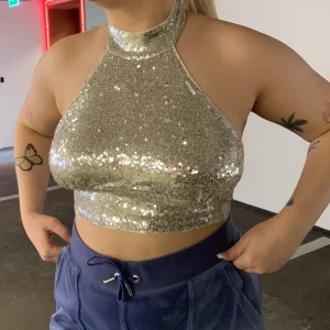 Glittrig topp - En jättefin glittrig topp som är använd fåtal gånger 💖 toppen är i storlek small och precis som ny, köparen står för frakt 