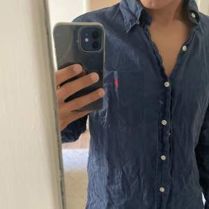 en mörkblå snygg linneskjorta från ralph lauren som passar perfekt till sommaren, nypris 1200kr