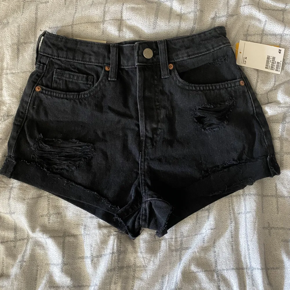 Säljer en alldeles nya jeans shorts från hm. Aldrig använt de och har bara legat i garderoben. De är i storlek 34 och om du har några frågor eller har förslag på pris är det bara att fråga :). Shorts.