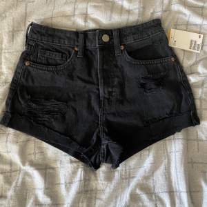 Säljer en alldeles nya jeans shorts från hm. Aldrig använt de och har bara legat i garderoben. De är i storlek 34 och om du har några frågor eller har förslag på pris är det bara att fråga :)