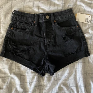 Svarta jeans shorts - Säljer en alldeles nya jeans shorts från hm. Aldrig använt de och har bara legat i garderoben. De är i storlek 34 och om du har några frågor eller har förslag på pris är det bara att fråga :)