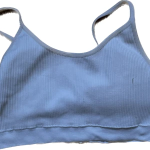 Tränings BH vit ribbad  - 🤍Köp 4 tröjor för 200kr + FRI FRAKT 🤍 eller 3 för 2 på alla plagg 