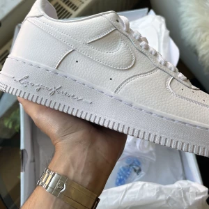 Drake Air force 1 - Nocta Drake air force 1 Storlek 43 Aldrig använda, allt medföljer förutom kvittot Skadad box, skickas dubbelboxat