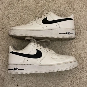 Nike - Ett par svart vita nike air force 1 använda ett enstaka gånger säljer pågrund av att de aldrig kommer till användning🌸