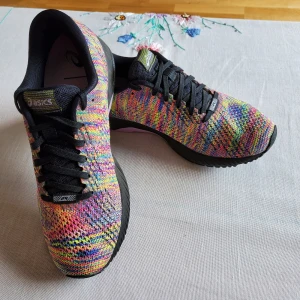 Asics  - Asics sneakers. Endast provade ute några meter 1 gång! Nypris 1.299 kr.  Köparen står för frakten.