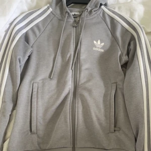 Kofta - Adidas kofta släpp färg vid dragkedjan