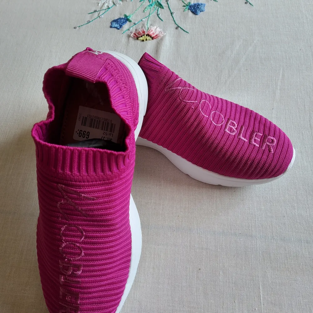 Oanvända K.Cobler sneakers  Nypris 699 kr. Färgen är mellan rosa och lila.  Köparen står för frakten. Skor.
