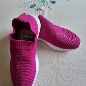Oanvända K.Cobler sneakers  Nypris 699 kr. Färgen är mellan rosa och lila.  Köparen står för frakten