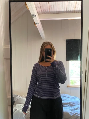 Tajt randig tröja - Använd men i gott skick. Skulle säga att den är liten i storleken. Fick den av en kompis så vet tyvärr inte var den är köpt 