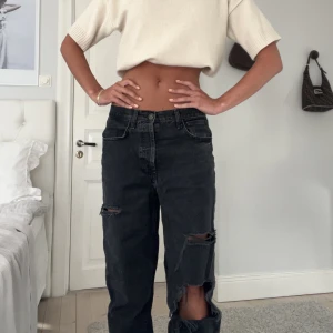 Zara jeans - Häftiga boyfriend jeans från Zara i storlek 36 (midjemått: 40 cm, innerbenslängd: 82 cm). Går inte att få tag på längre! Passar både till vardags och festligare tillfällen. Mycket fint skick 🫶