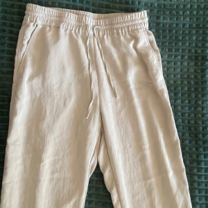 Linnebyxor M - Beige linnebyxor i stl M från hm och är av lite tjockare material. Säljer dem för att de är för små på mig. 