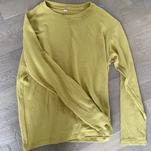 Gul tjocktröja  - En gultjocktröja från uniqlo, bra skick och skönt material❣️