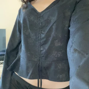 Tröja för bra pris! - H&M divided tunn tröja med fint tryck!! skickar fler bilder och pris kan förhandlas 🖤