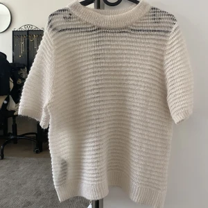 Stickad tröja - Säljer min otroligt fina stickade kortärmade t-shirt i mohairblandning från Mango