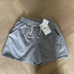 Grå zara shorts med vita band❣️ aldrig använda och lappen kvar🩷