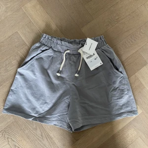 Zara shorts - Grå zara shorts med vita band❣️ aldrig använda och lappen kvar🩷