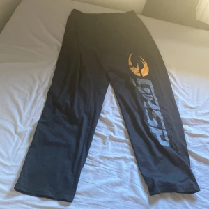 Gasp - Säljer dessa Gasp original byxor pga sitter för stort för mig och är 185cm. De är i mycket bra skick och den har dragkedjor vid fickorna. Ny pris 500kr.