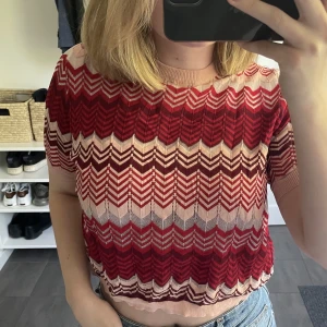 Topp - Säljer denna toppen från Mango då den tyvärr inte kommer till användning längre. Går i röda, persikofärger mer några partier mer ”genomskinligt”. Väldigt snygg till jeans!
