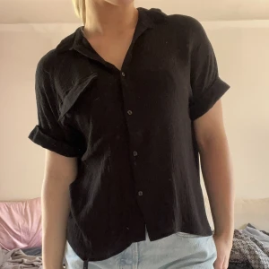 Skjorta T-shirt  - T-shirt med knappar. Från lager 157, sparsamt använd! Tunt, vädrande tyg. Storlek XS/S