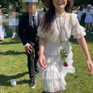 By Malina Klänning  - Säljer min fina studentklänningen som är köpt för 2500 och säljs för 1800kr. Den är i nyskick och i M. 