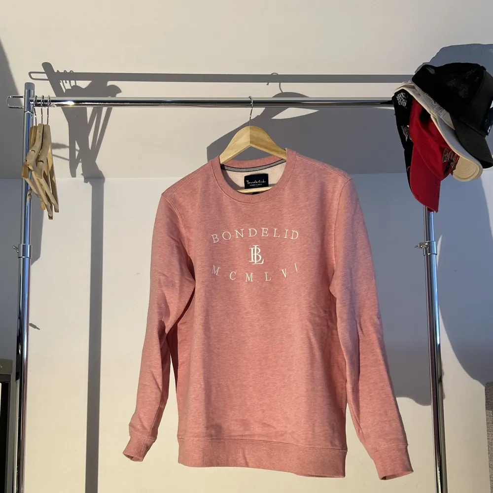 Sweatshirt från Bondelid i storlek M inköpt för 699kr🛍️ Skön i materialet på utsidan och insidan. Perfekt till sommaren☀️. Hoodies.