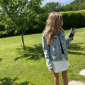 Jeansjacka - Säljer denna fina jeansjackan från zara så den tyvärr inte kommer till användning❣️ är storlek M men passar mig som har storlek S vanligtvis🩷 köpare står för frakt