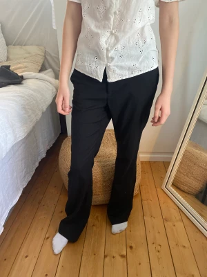 Kostymbyxor  - Lågmidjade kostymbyxor i storlek 38