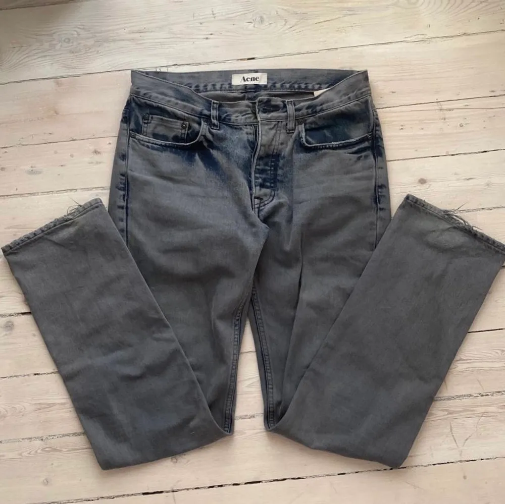 Raka jeans från Acne i gråblå färg. . Jeans & Byxor.