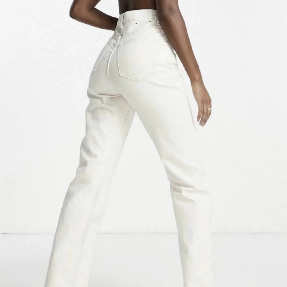 Säljer mina helt oanvända vita jeans från Weekday i modellen ”Rowe” på grund av att dem var för små för mig. Storlek W24 L32, säljer för 170kr+frakt . Jeans & Byxor.