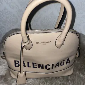 Balenciaga väska beige inga skador, 