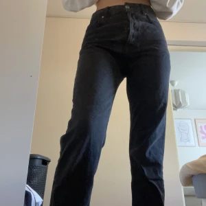Svarta jeans bikbok - Ett par perfekta jeans från bikbok som tyvärr blivit lite korta för mig 💘