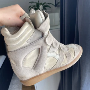 Isabel Marant - Jag säljer mina fina Isabel Marant sneakers i färgen Ecru. Storlek 37. Skolåda och två skopåsar medföljer. 🥰